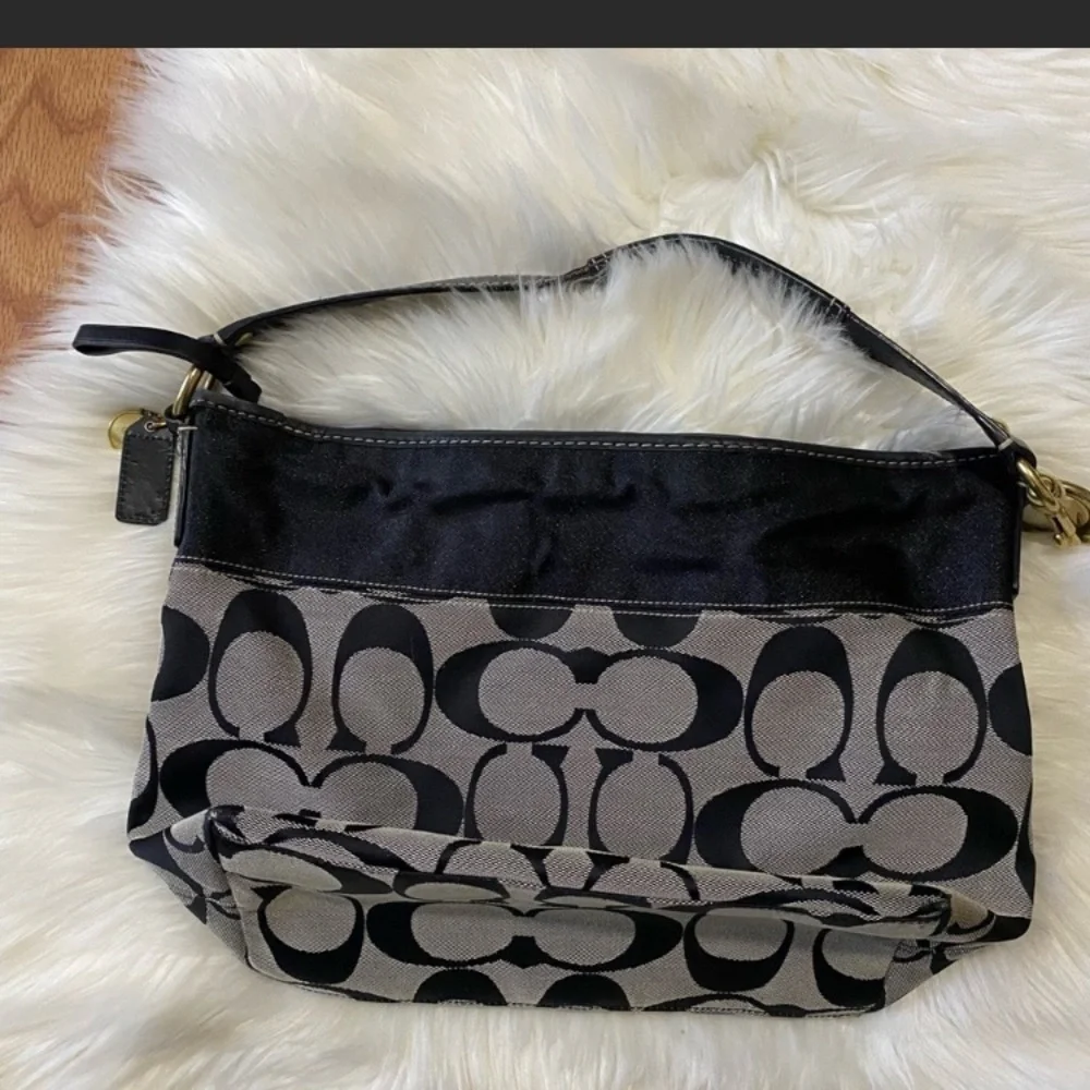 Coach signature shoulder bag. Canvas with leather trim. - Picture 4 of 8